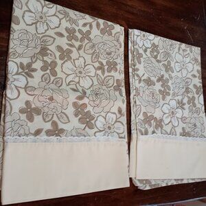 2 floral pillowcases with scalloped eyelet trim